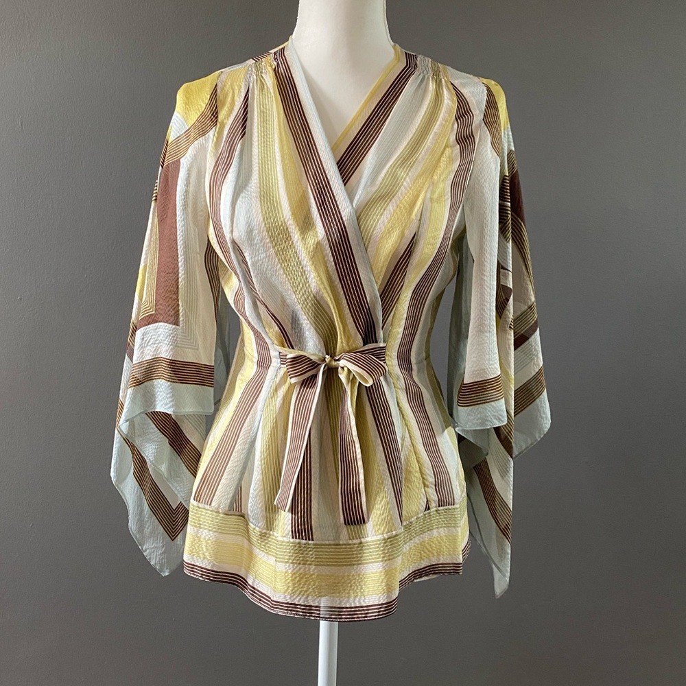 LIKE NEW! LIGHT BCBG MAXAZARIA SUMMER BLOUSE, SIZE SMALL